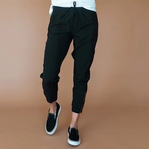 Like new Albion Fit Jetsetter cropped joggers. Gold zipper details